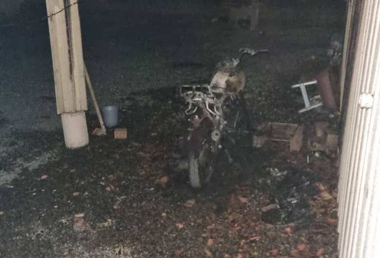 Incêndio destrói moto em residência em Massaranduba 
 - Crédito: Divulgação/BVM