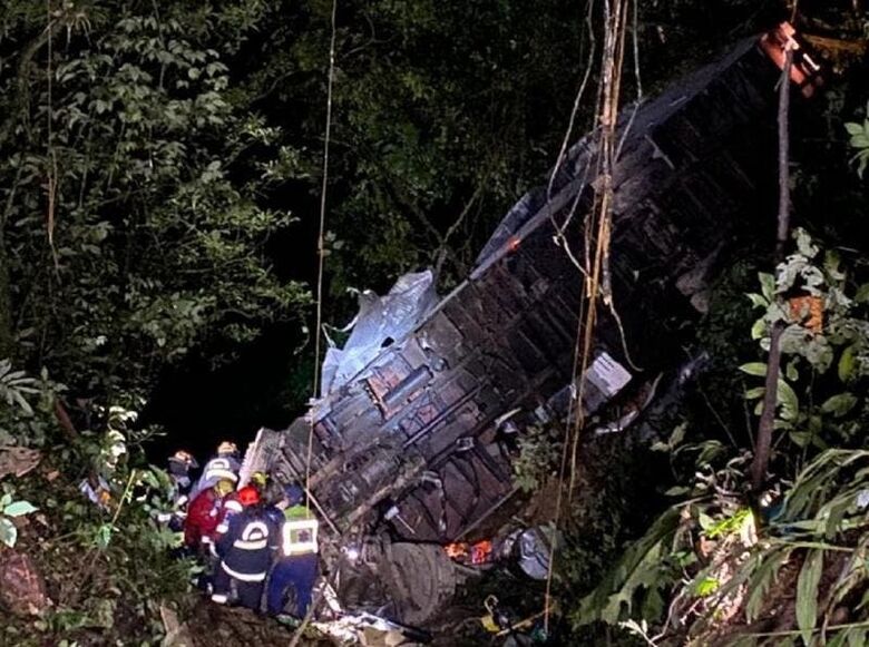 Caminhão cai em ribanceira na Serra Dona Francisca
 - 
