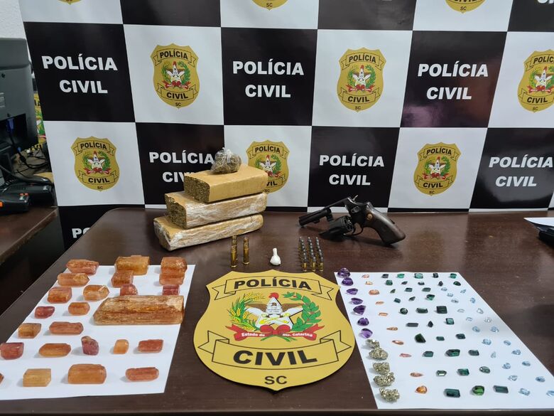 Homem é preso com pedras preciosas, maconha e cocaína em Barra Velha - Crédito: Divulgação Polícia Civil 