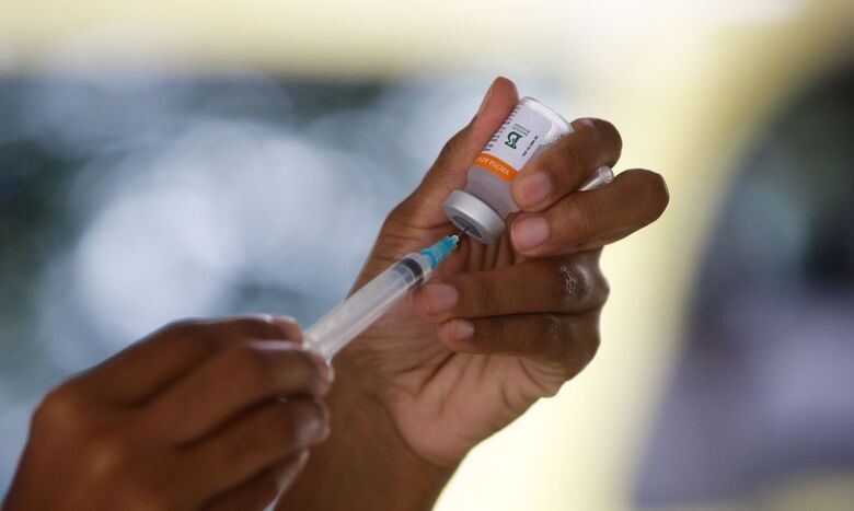 Covid-19: Schroeder aplica segunda dose em pessoas vacinadas no dia 17 de abril - Crédito: Tânia Rêgo  / Agência Brasil 