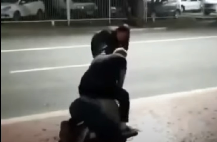 [VÍDEO] Polícia investiga agressão após briga de bar em Jaraguá - Crédito: Divulgação 
