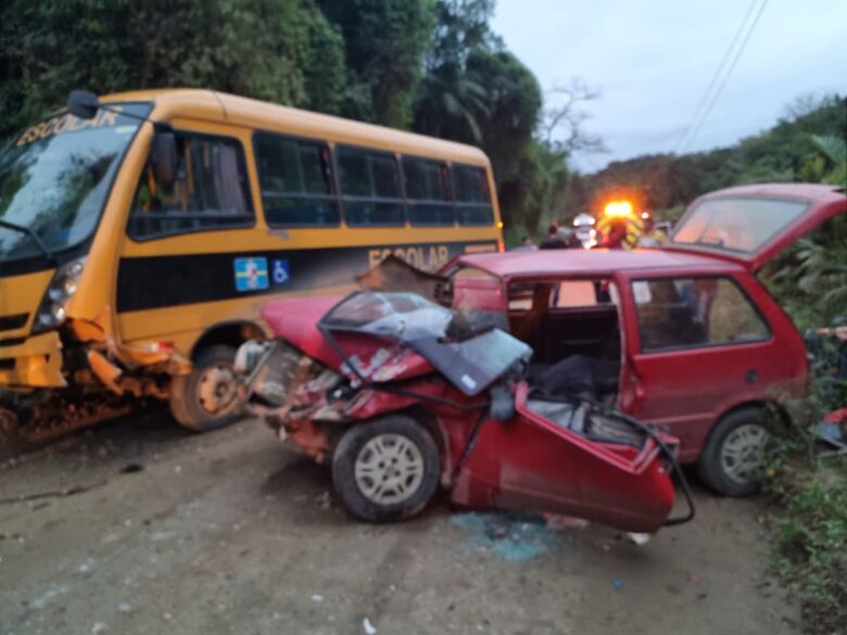 Ônibus com sete crianças e carro batem de frente em Massaranduba  - Crédito: Divulgação