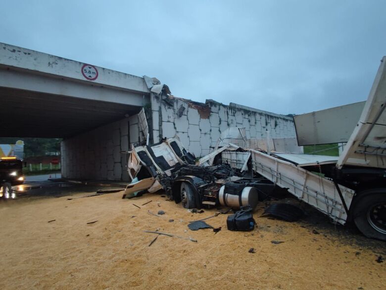  Carreta bloqueia trânsito após cair de viaduto da BR-101 em Penha - Crédito: Divulgação PRF