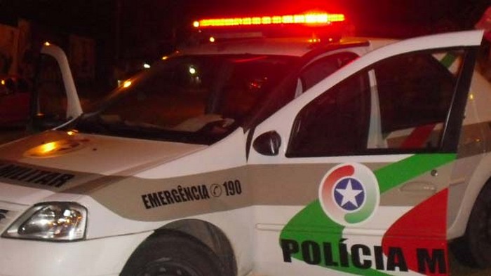 Embriagada, mulher bate carro contra árvore em Jaraguá do Sul - Crédito: Divulgação