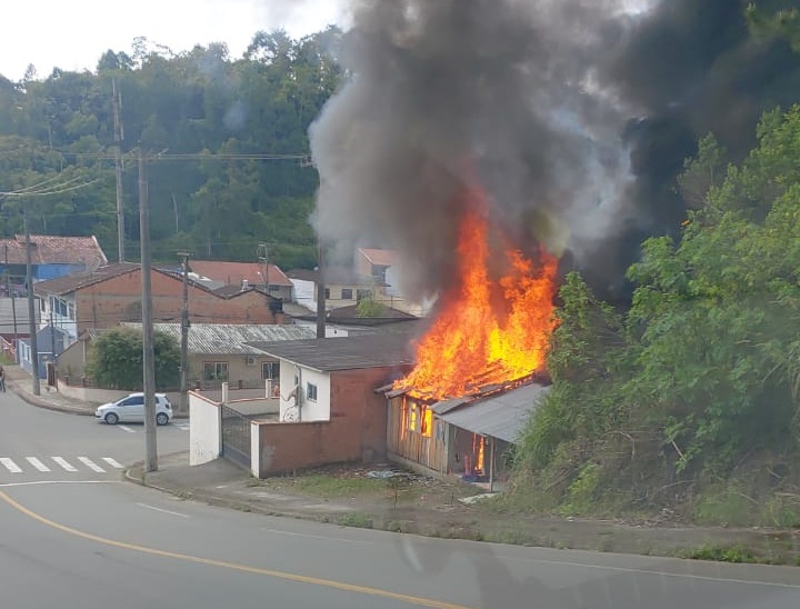 (VÍDEO) Bombeiros combatem fogo em residência no bairro Tifa Martins  - Crédito: Divulgação 