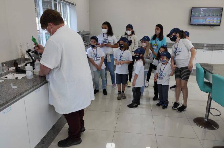 Filhos de servidores do Samae visitam ambiente de trabalho dos pais - Crédito: Arquivo / Divulgação 