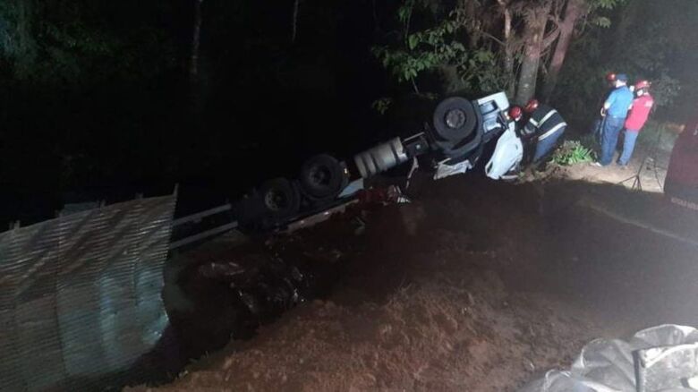 Motorista morre após carreta tombar em Corupá - Crédito: Divulgação redes sociais