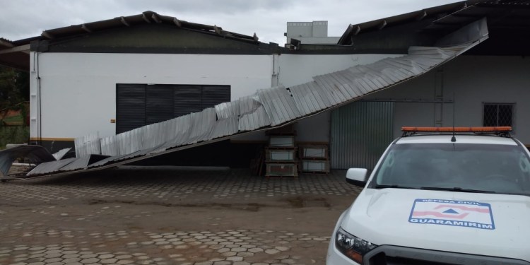 Guaramirim registra destruição após fortes ventos - Crédito: PMG