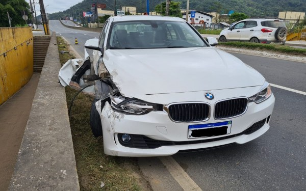 Acidente envolvendo BMW e uma Fiorino é registrado na BR 280 em Jaraguá - Crédito: Luís Delai