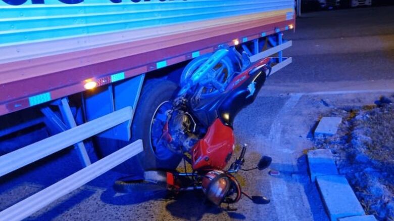 Moto fica presa embaixo de caminhão após acidente na SC 108 em Massaranduba - Crédito: Divulgação / BVM