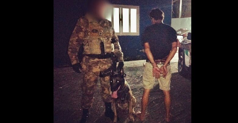 Cão da PM encontra ladrão de carro que é preso escondido embaixo da cama em Guaramirim - Crédito: Reprodução / Diário da Jaraguá