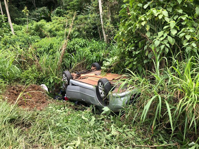 Carro capota após carretinha se desprender na SC 110, em Jaraguá - Crédito: Ricardo Rabuske 