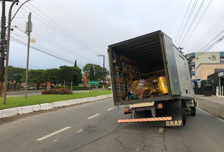 Acidente com caminhão deixa Av. Waldemar Grubba parcialmente interditada em Jaraguá - Crédito: Ricardo Rabuske