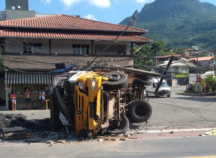 Grave acidente com caminhão em Jaraguá teria sido causado por pneu que estourou - Crédito: Redes sociais