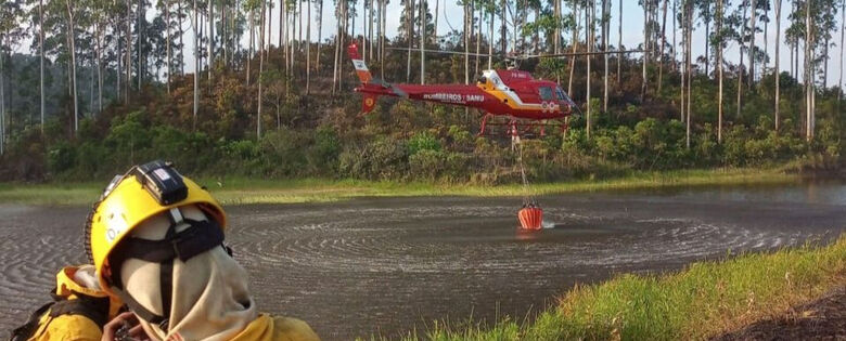 Helicóptero Arcanjo é usado no combate a incêndio em Guaramirim - Crédito: Divulgação BVG