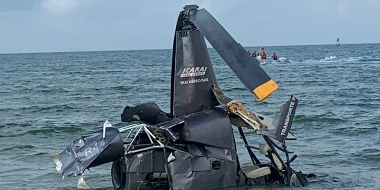 Helicóptero cai no mar próximo a banhistas em Florianópolis - Crédito: Rede sociais