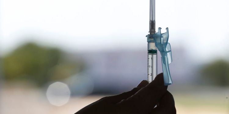 Em um ano de vacinação, quase 70% dos brasileiros já tomaram 2 doses - Crédito: Divulgação