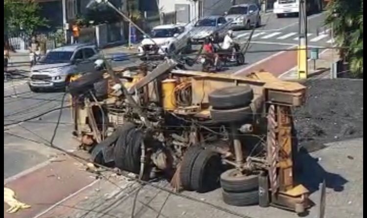 Caminhão tomba após colidir em carros e poste em Jaraguá do Sul - Crédito: Rede sociais