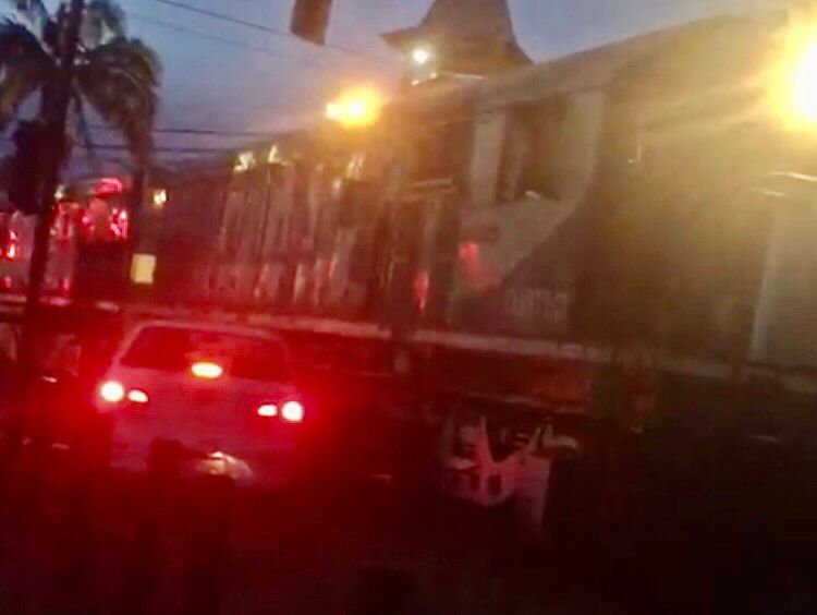 Trem bate e arrasta carro em Joinville - Crédito: Redes sociais