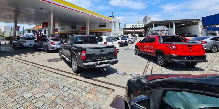 Motoristas de Jaraguá e região fazem fila em postos após Petrobras aumentar preço de combustíveis - Crédito: Luis Delai