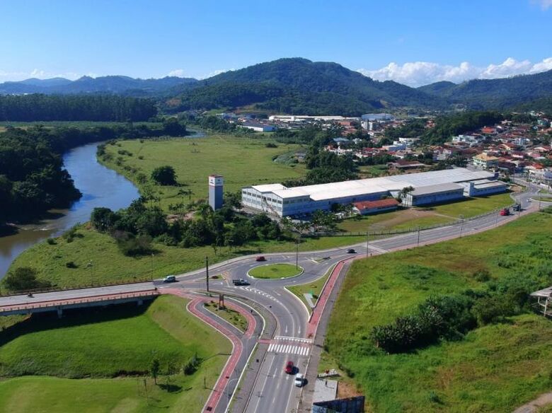 Prefeito assina ordens de serviços para obras de pavimentação em Jaraguá - Crédito: Divulgação 