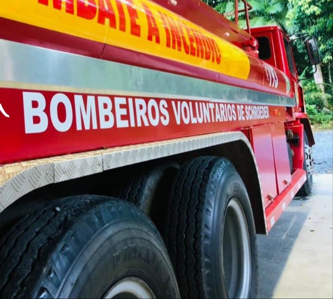 Pneu de caminhão dos bombeiros de Schroeder fura em ocorrência e borracheiro se nega a ajudar - Crédito: Divulgação  / Ilustração