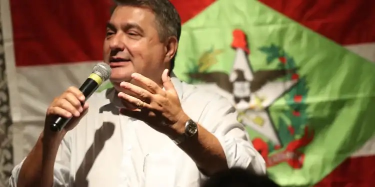 Lunelli diz que Carlos Moisés é um governador de distribuição de dinheiro - Crédito: Arquivo / Divulgação