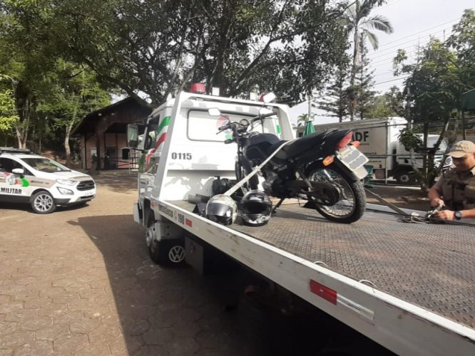Dois adolescentes são apreendidos após furto de moto em Jaraguá - Crédito: Divulgação 14BPM