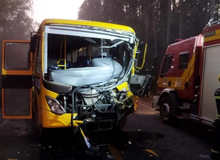 Motorista de ônibus escolar morre após bater atrás de retroescavadeira em SC - Crédito: Divulgação