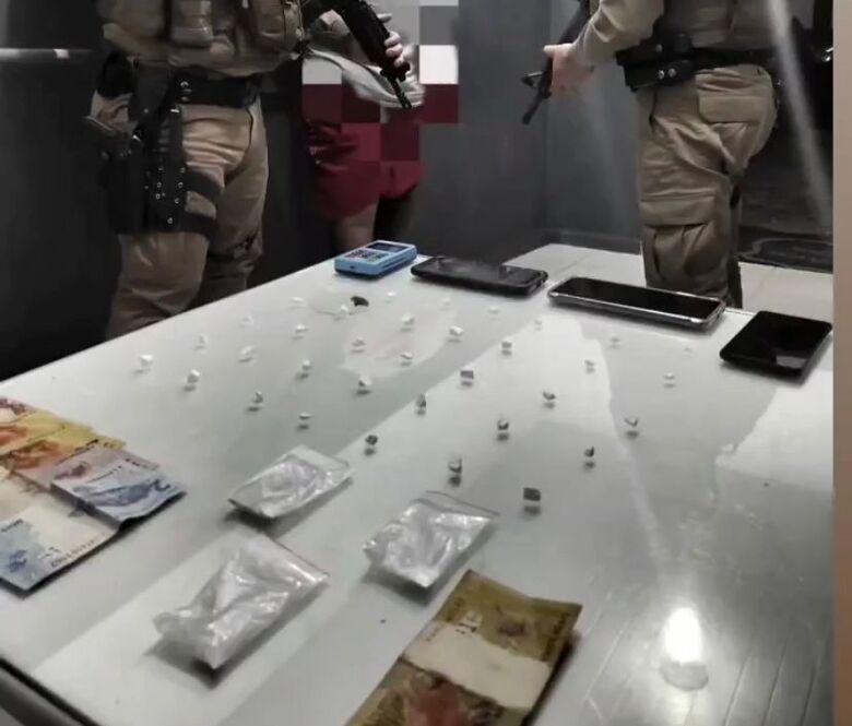 Homem é preso por tráfico de drogas em Jaraguá - Crédito: Instagram policial Garbila 