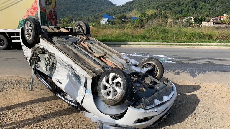 (Fotos) Carro capota após colisão em Guaramirim - Crédito: Ricardo Rabuske