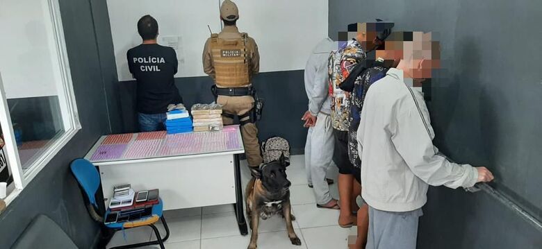 (Fotos) Operação conjunta entre Polícias Civil e Militar prende traficantes em Schroeder - Crédito: Divulgação / Ricardo Rabuske