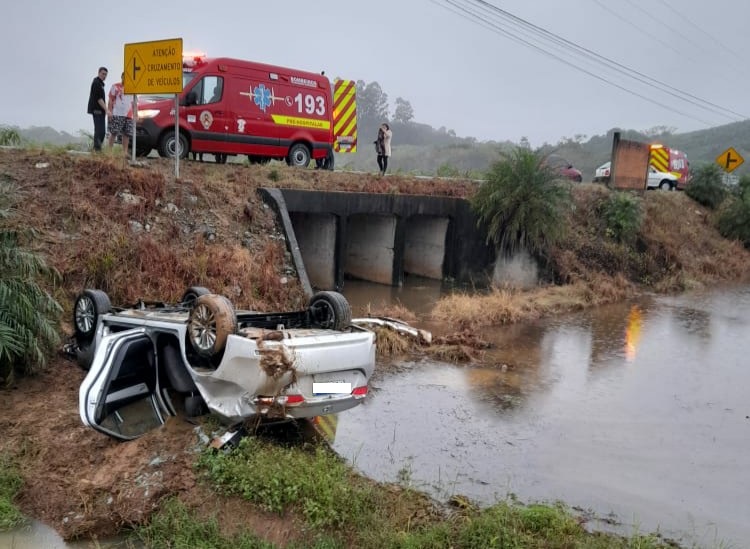 Veículo capota e cai dentro de arrozeira em Massaranduba  - Crédito: Divulgação Bombeiros de Massaranduba 