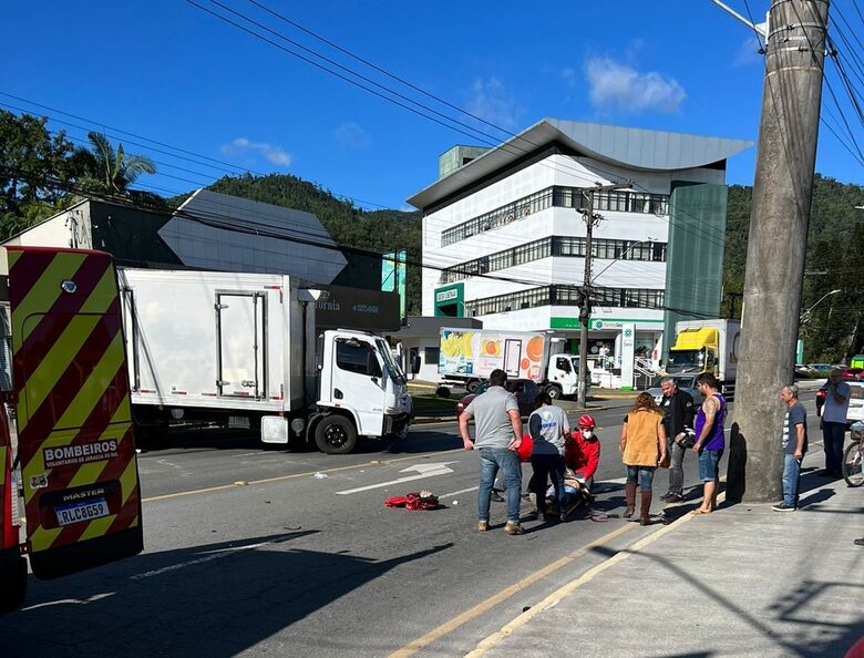Colisão entre caminhão e moto deixa motociclista em estado grave  - Crédito: Divulgação / Rádio Jaraguá 