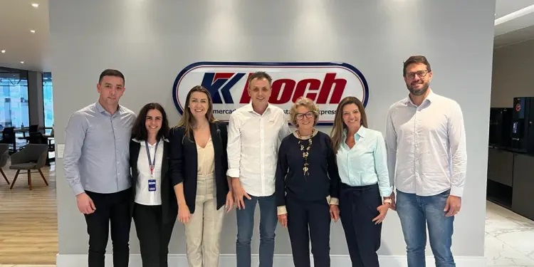 Instituto Guga Kuerten e Grupo Koch firmam parceria em prol do social - Crédito: Divulgação 