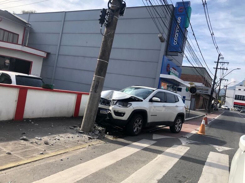Carro colide contra poste na Epitácio Pessoa - Crédito: Rádio Jaraguá 