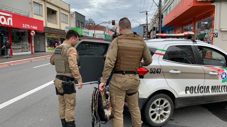 Vendedor de doces é preso após agarrar adolescente e idosa em Jaraguá - Crédito: Ricardo Rabuske