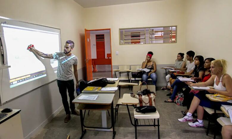 Senado aprova programa de incentivo à permanência de estudantes no ensino médio - Crédito: Joel Rodrigues / Agência Brasil 