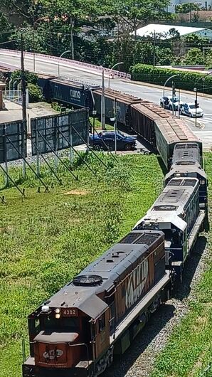 Carro bate no trem em Jaraguá do Sul - Crédito: Reprodução / Diário da Jaraguá 