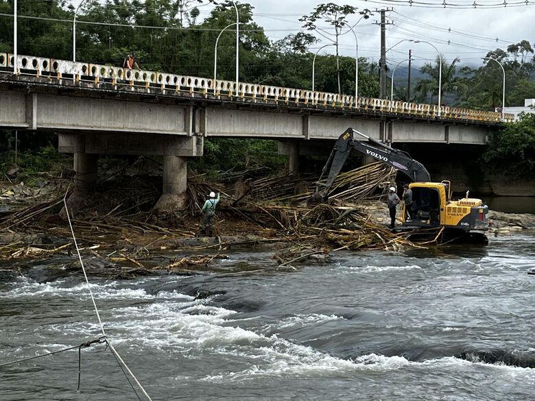 Defesa Civil inicia remoção de entulhos das pontes de Jaraguá do Sul - Crédito: Divulgação / Prefeitura de Jaraguá do Sul