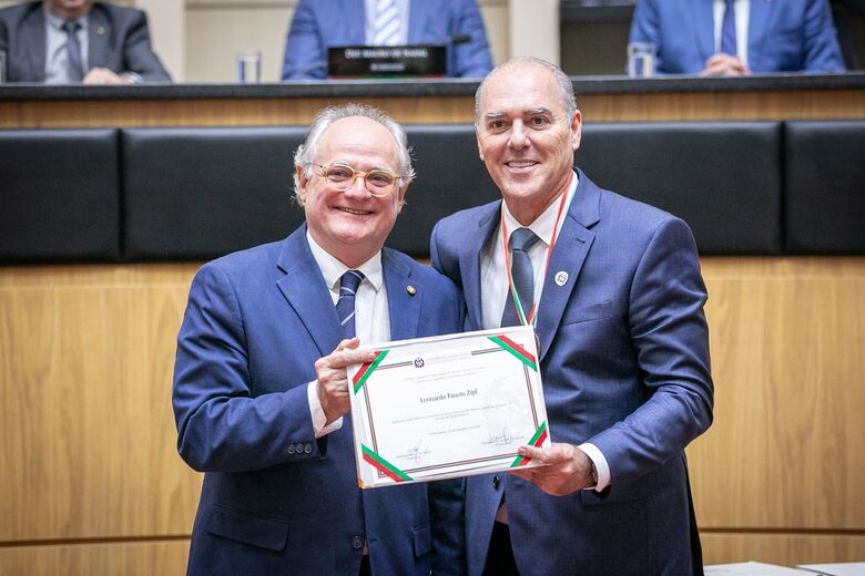 Leonardo Zipf, da Duas Rodas Industrial, recebe maior honraria do Parlamento SC - Crédito: Divulgação 