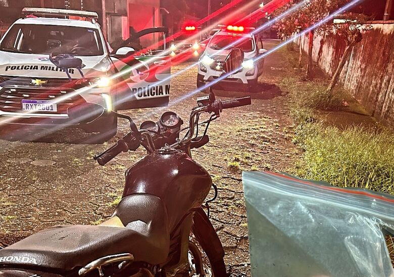 Mulher tenta fugir da PM, cai de moto e acaba detida em Jaraguá - Crédito: Reprodução/Diário da Jaraguá