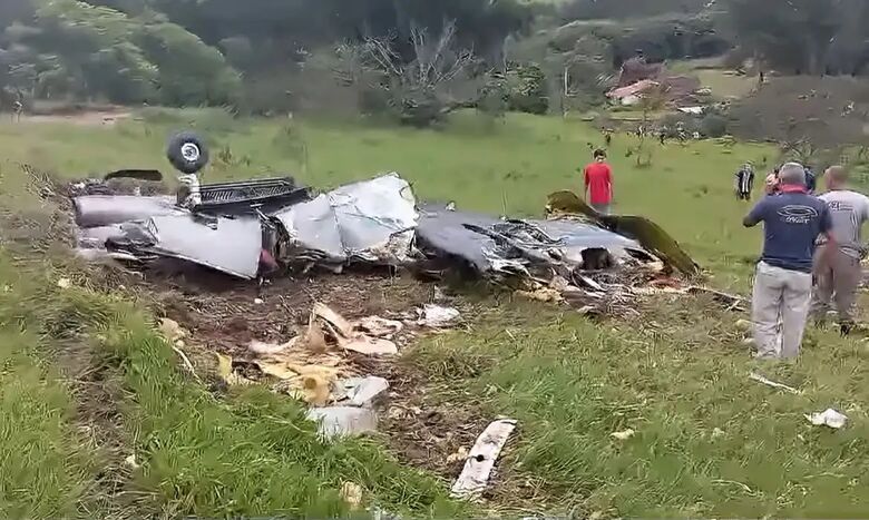 Avião cai em Minas Gerais e deixa sete mortos - Crédito: Facebook / Reprodução Agência Brasil