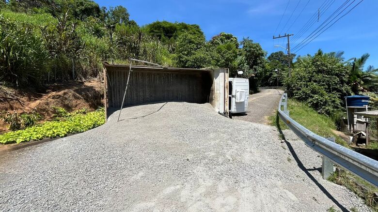 (VÍDEO) Caminhão tomba e interdita acesso ao Morro das Antenas - Crédito: Ricardo Rabuske