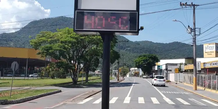  Com termômetro marcando 40°C, Jaraguá tem o dia mais quente de 2024 - Crédito: Gustavo Luzzani