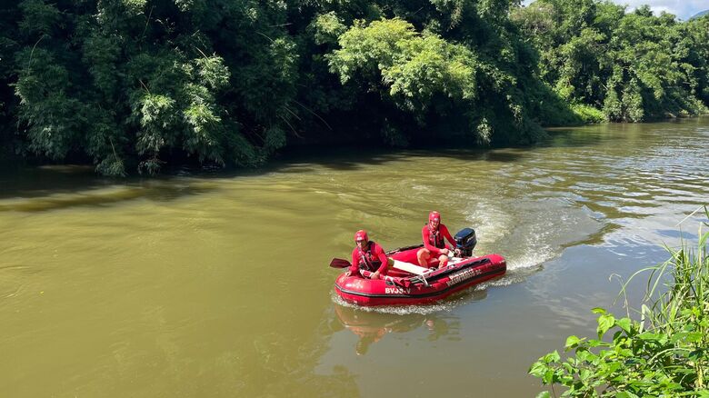 Buscas por homem que caiu no rio prosseguem em Jaraguá - Crédito: Ricardo Rabuske