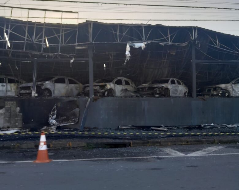 Carros são destruídos após incêndio em loja de veículos em Joinville - Crédito: Reprodução/Diário da Jaraguá
