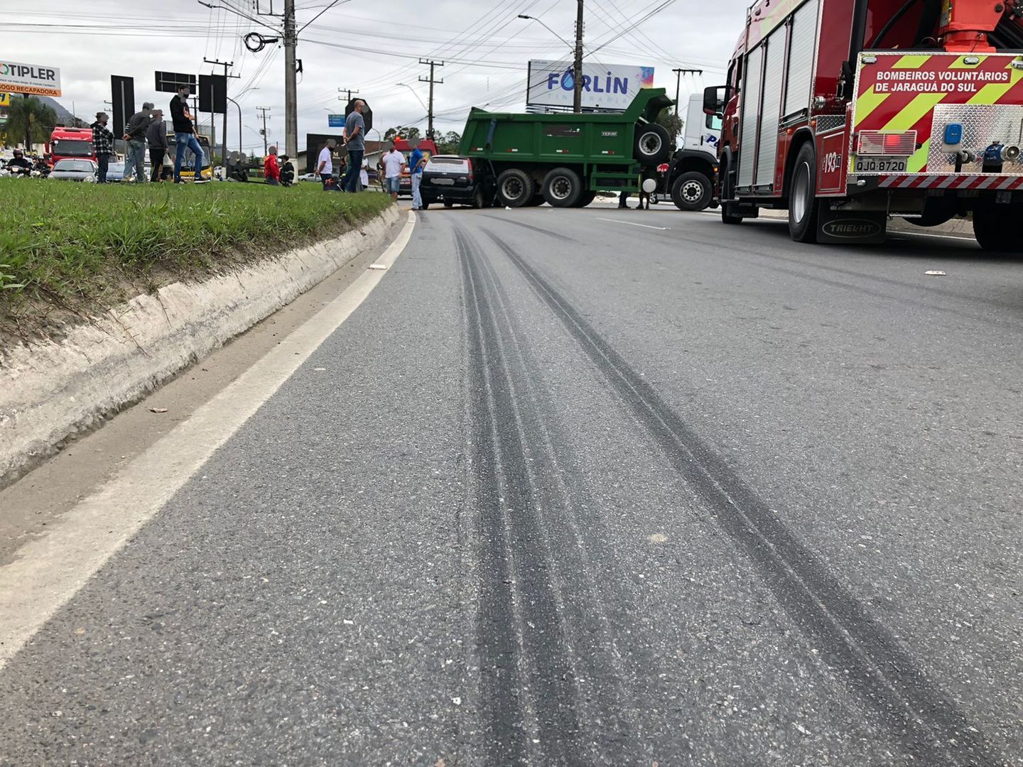Após batida, carro fica preso embaixo de caminhão em Jaraguá do Sul
