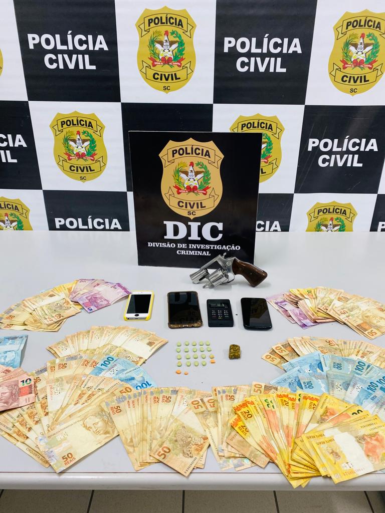 Polícia desencadeia operação em condomínio dominado por facção criminosa em Joinville
