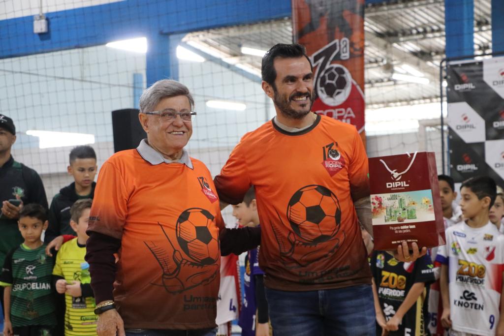 Sr Correia, fundador da Dipil (esquerda) e Chico, ex-atleta de futsal (direita).